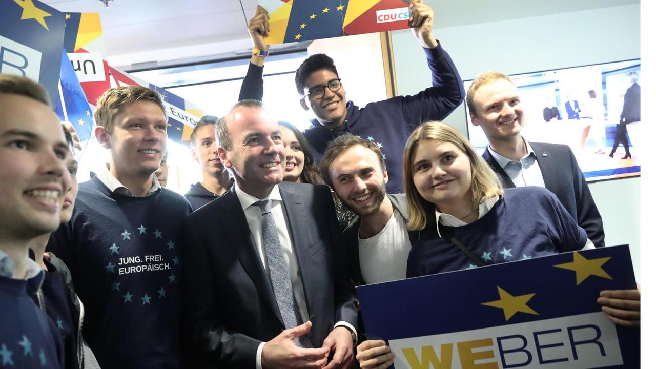 Der Spitzenkandidat der Union, Manfred Weber steht nach einer Pressekonferenz zum Ergebnis der Europawahl mit Anhängern der Union zusammen. Der Spitzenkandidat der Union, Manfred Weber steht nach einer Pressekonferenz zum Ergebnis der Europawahl mit Anhängern der Union zusammen.