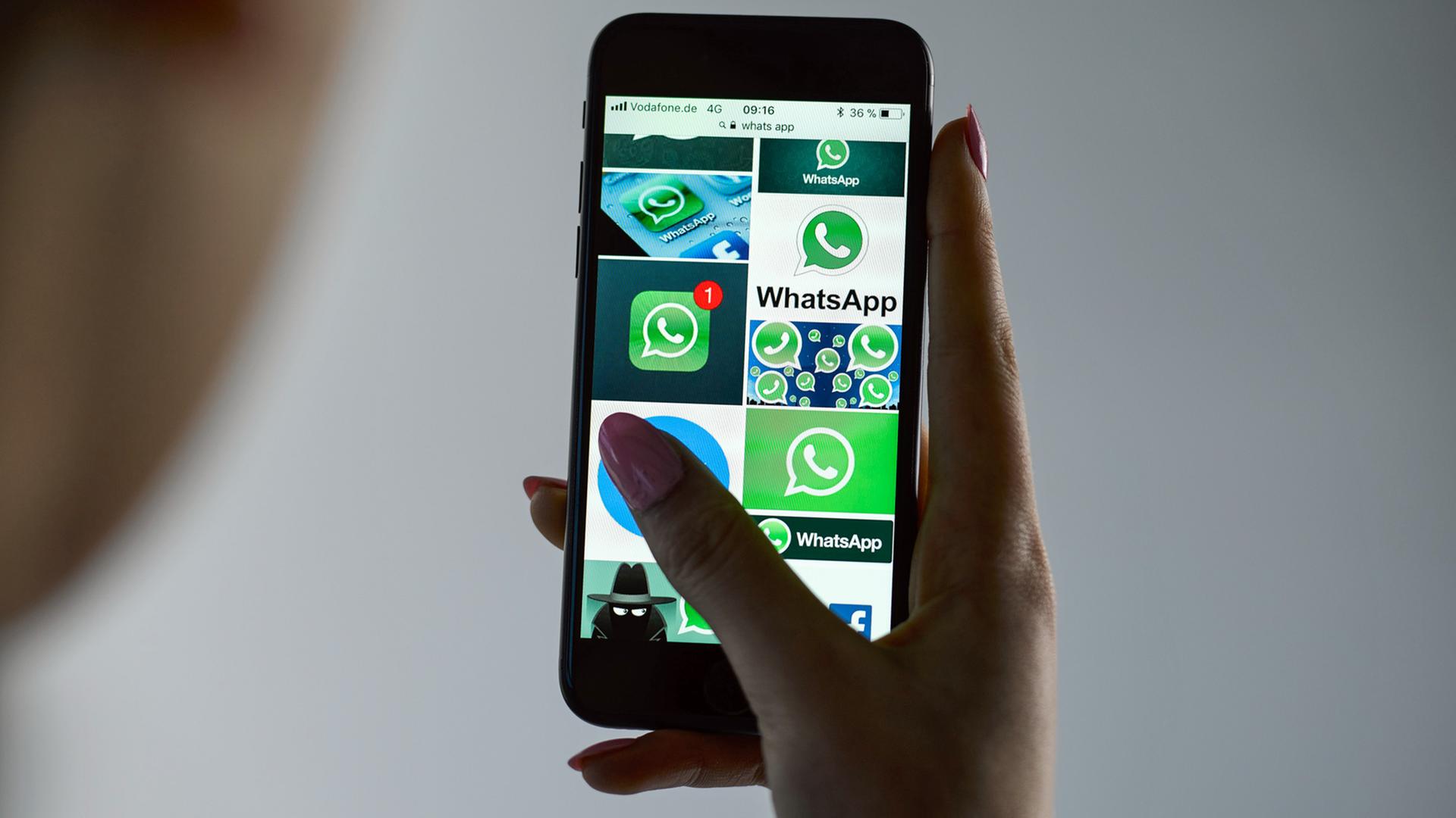 Mobiltelefon mit Logos von WhatsApp Mobiltelefon mit Logos von WhatsApp