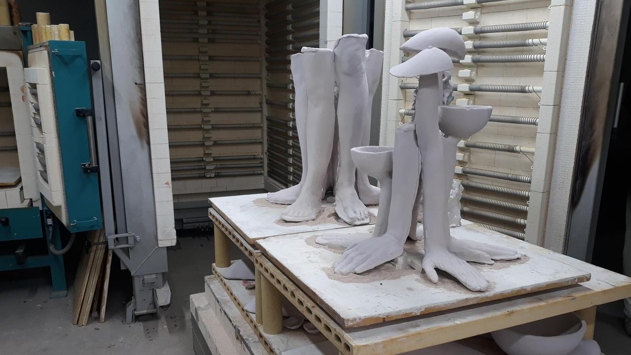 Gipsskulpturen von Zoe Claire Miller kurz vor dem Brennen. Die Skulpturen bilden Arme, Hände, Beine, Füße und Brüste ab.