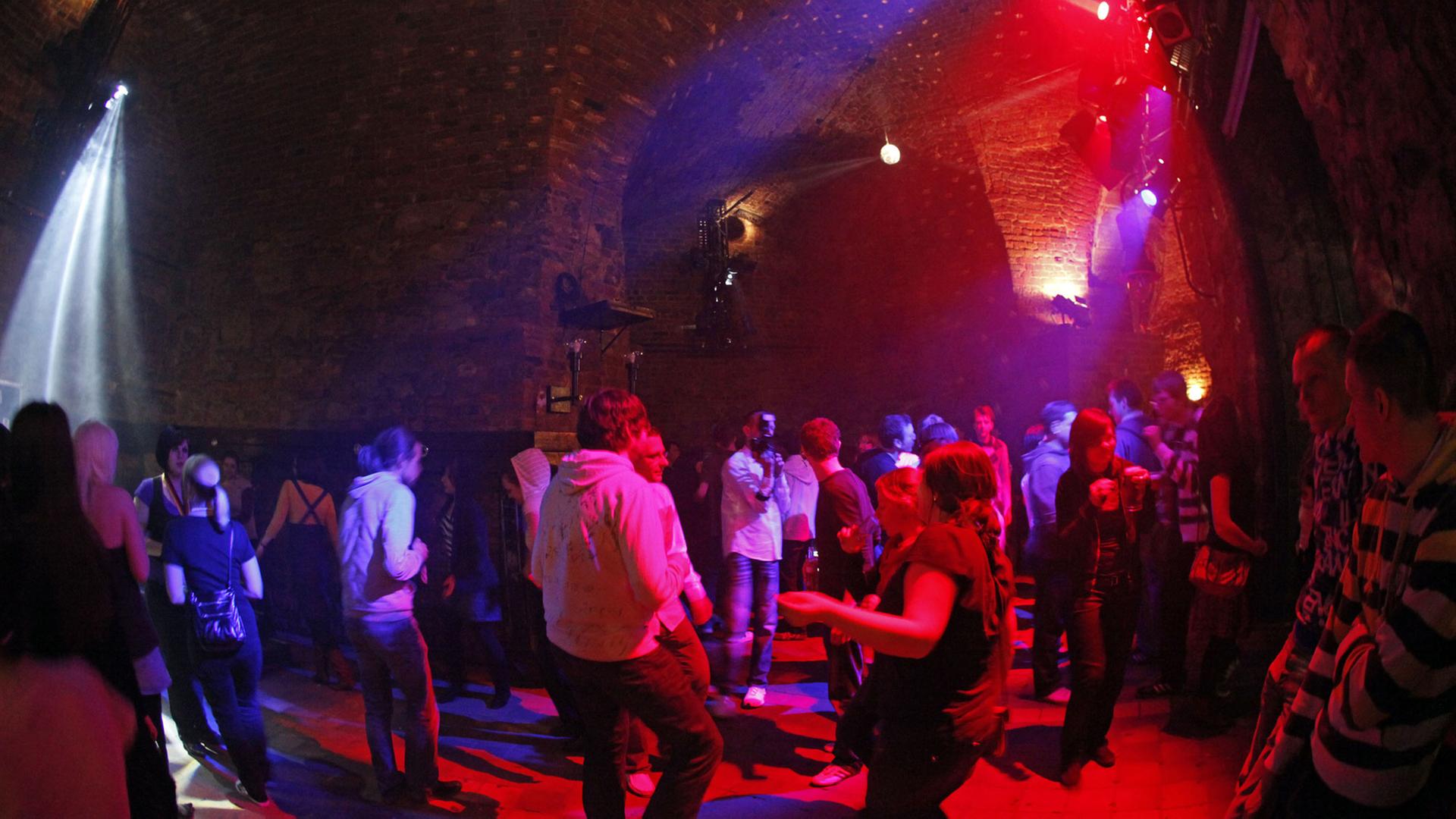 Menschen auf der Tanzfläche einer Disco