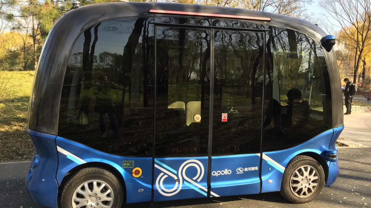 Ein autonom fahrender Bus im Haidian Park in Peking. Er ist blau und hoch. Ein autonom fahrender Bus im Haidian Park in Peking. Er ist blau und hoch.