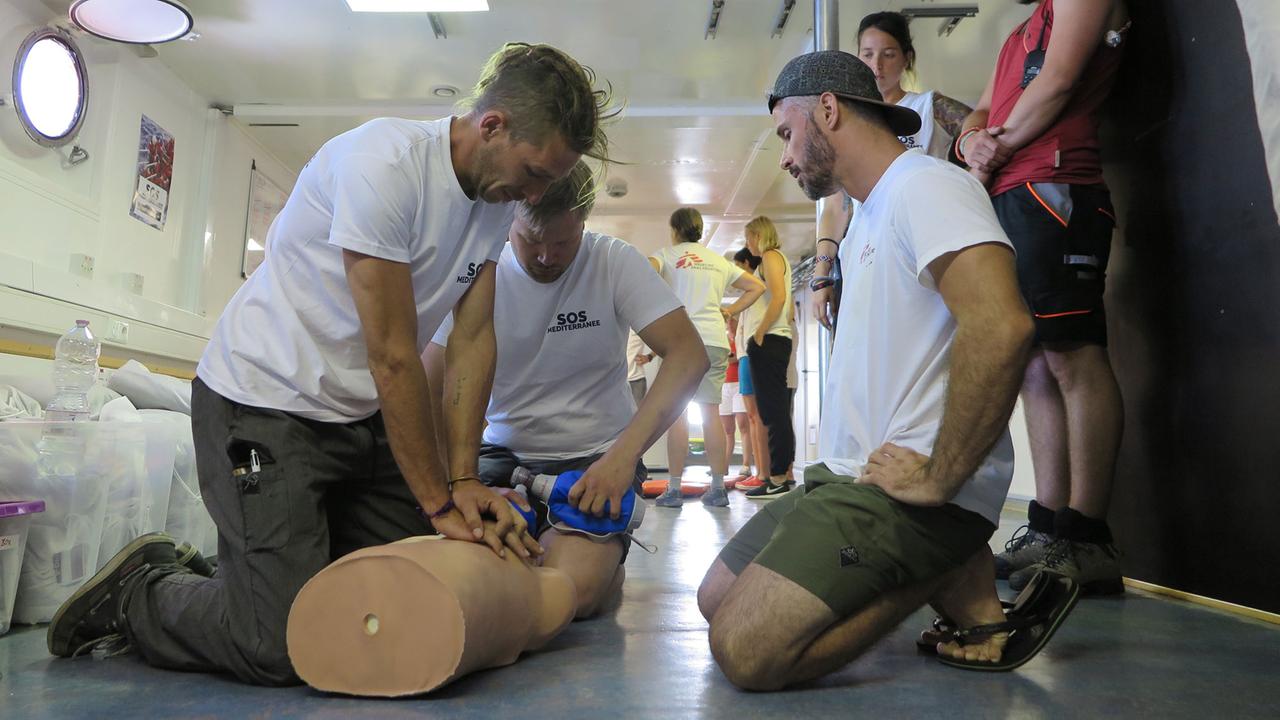 Trainig einer Herz-Lungen-Wiederbelebung bei der Hilfsorganisation SOS Mediterranee Trainig einer Herz-Lungen-Wiederbelebung bei der Hilfsorganisation SOS Mediterranee