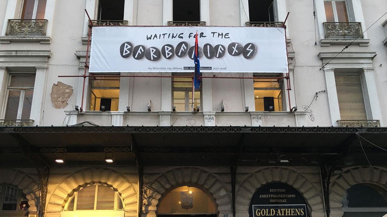 Gleichzeitig zur documenta 14 eröffnet die alternative Athen-Biennale unter dem Motto: "Waiting for the Barbarians" - zu lesen auf einem Plakat an einer Hausfassade