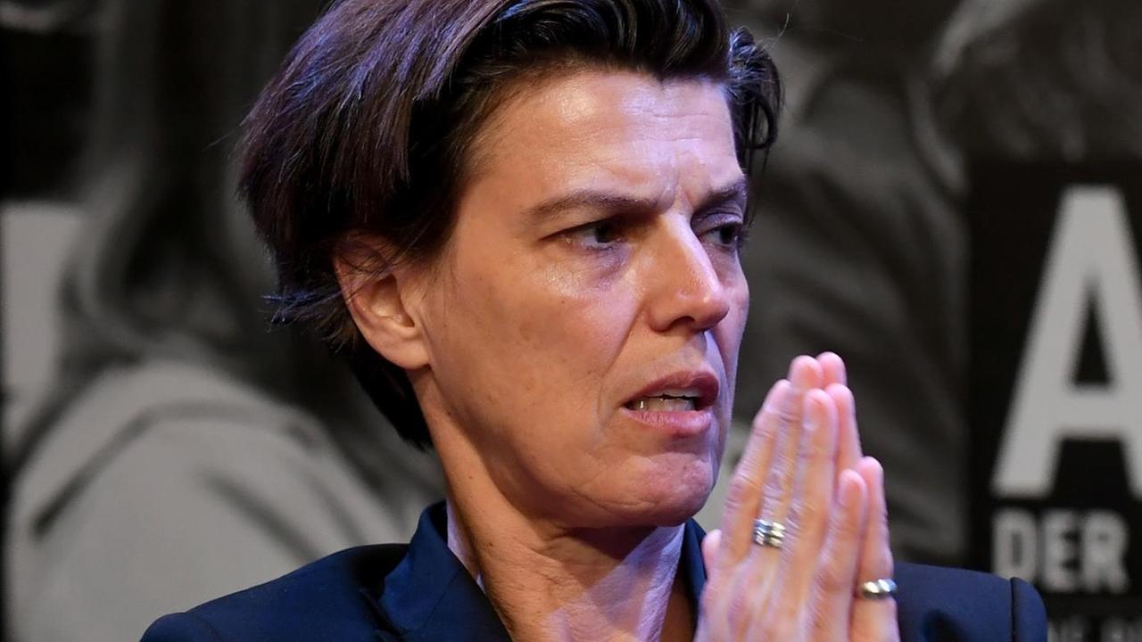 Die Publizistin Carolin Emcke bei der Talk-Serie "ABC der Demokratie" in der Cumberlandsche Galerie in Hanover, aufgenommen 2017 Die Publizistin Carolin Emcke bei der Talk-Serie "ABC der Demokratie" in der Cumberlandsche Galerie in Hanover, aufgenommen 2017