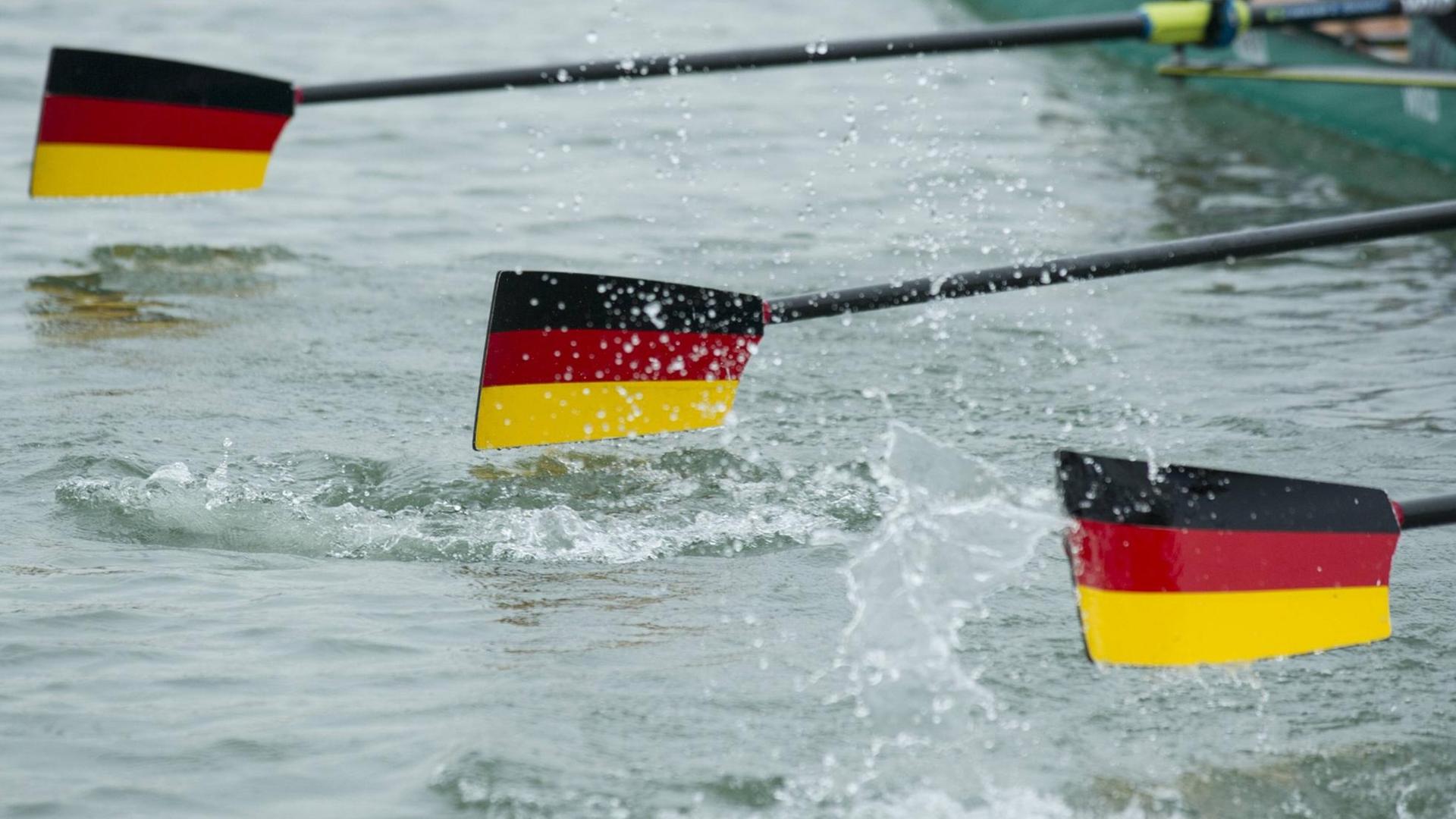 Riemen mit in den Farben der deutschen Flagge beim Deutschlandachter. Riemen mit in den Farben der deutschen Flagge beim Deutschlandachter.