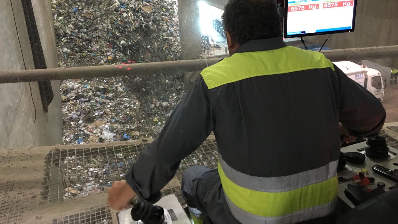 Wird Mallorca zu Müllorca? Ein Mitarbeiter der Verbrennungsanlage bedient die Müllkrake per Joystick.