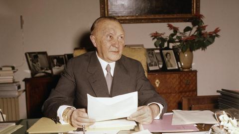 Konrad Adenauer (CDU) an seinem Schreibtisch (undatiert). Er wurde am 15. September 1949 zum ersten Kanzler der Bundesrepublik Deutschland gewählt und hatte das Amt bis zu seinem Rücktritt am 15. Oktober 1963 inne.