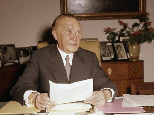 Konrad Adenauer (CDU) an seinem Schreibtisch (undatiert). Er wurde am 15. September 1949 zum ersten Kanzler der Bundesrepublik Deutschland gewählt und hatte das Amt bis zu seinem Rücktritt am 15. Oktober 1963 inne.