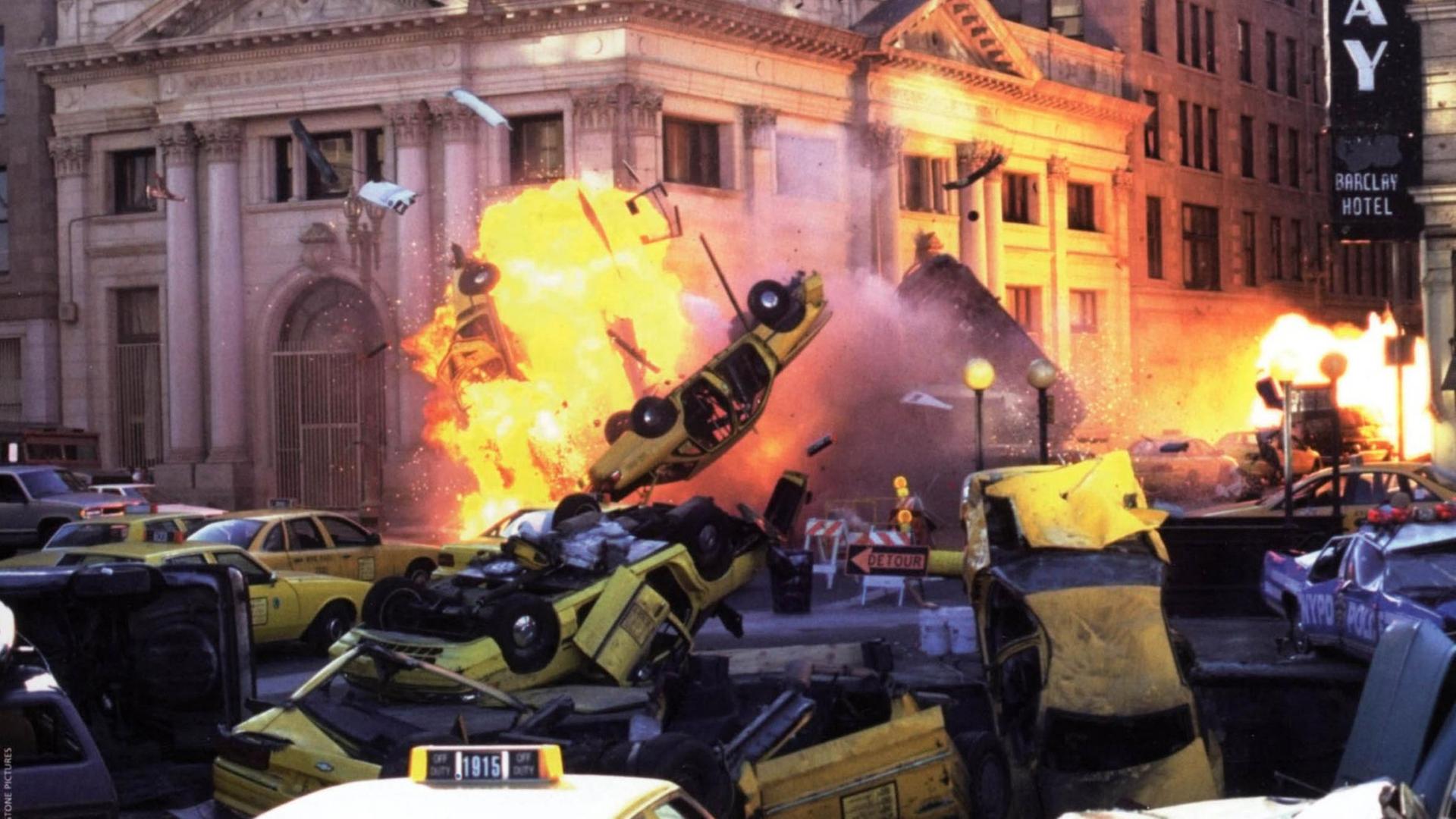 Szene aus dem Film "Armaggedon - Das Jüngste Gerich" von 1998: Auf einer Straßenkreuzug befinden sich gelbe Taxis, die in- und übereinander liegen und stehen, manche fliegen durch die Luft, einige stehen in Flammen. Szene aus dem Film "Armaggedon - Das Jüngste Gerich" von 1998: Auf einer Straßenkreuzug befinden sich gelbe Taxis, die in- und übereinander liegen und stehen, manche fliegen durch die Luft, einige stehen in Flammen.