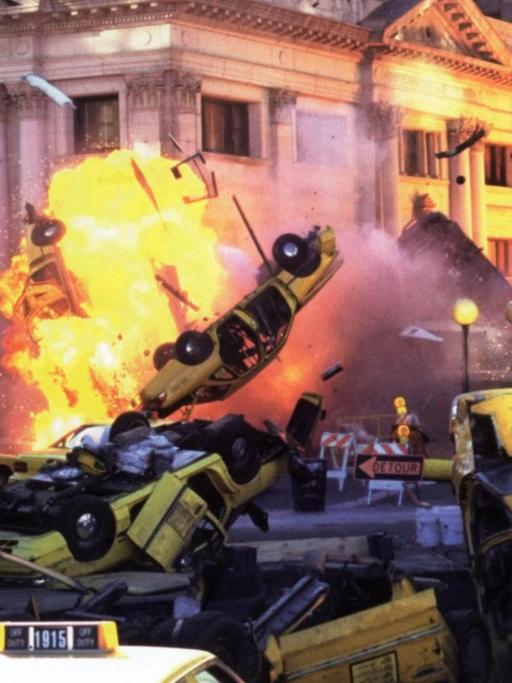 Szene aus dem Film "Armaggedon - Das Jüngste Gerich" von 1998: Auf einer Straßenkreuzug befinden sich gelbe Taxis, die in- und übereinander liegen und stehen, manche fliegen durch die Luft, einige stehen in Flammen.