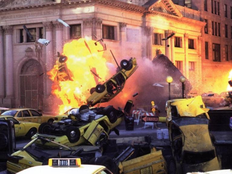 Szene aus dem Film "Armaggedon - Das Jüngste Gerich" von 1998: Auf einer Straßenkreuzug befinden sich gelbe Taxis, die in- und übereinander liegen und stehen, manche fliegen durch die Luft, einige stehen in Flammen.