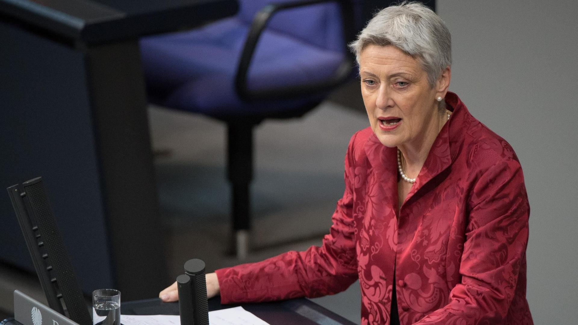 Marieluise Beck (Bündnis 90/Die Grünen) spricht am 26.03.2015 im Bundestag. Marieluise Beck (Bündnis 90/Die Grünen) spricht am 26.03.2015 im Bundestag.
