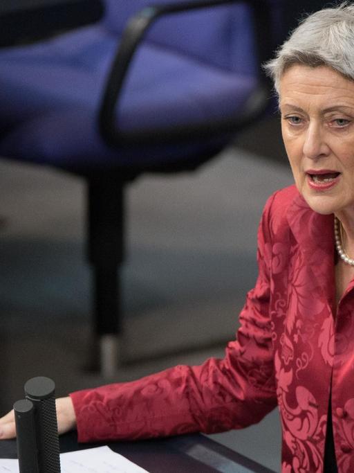 Marieluise Beck (Bündnis 90/Die Grünen) spricht am 26.03.2015 im Bundestag.