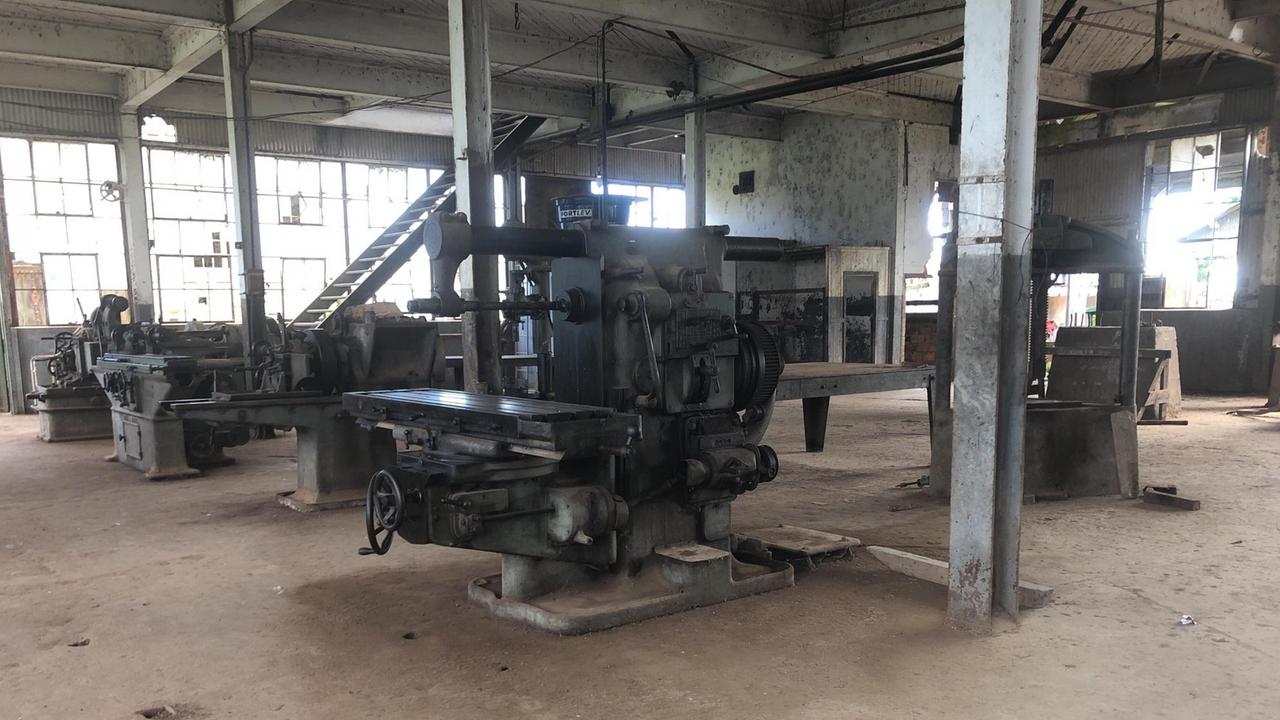 alte Maschinen in einer großen Fabrikhalle alte Maschinen in einer großen Fabrikhalle