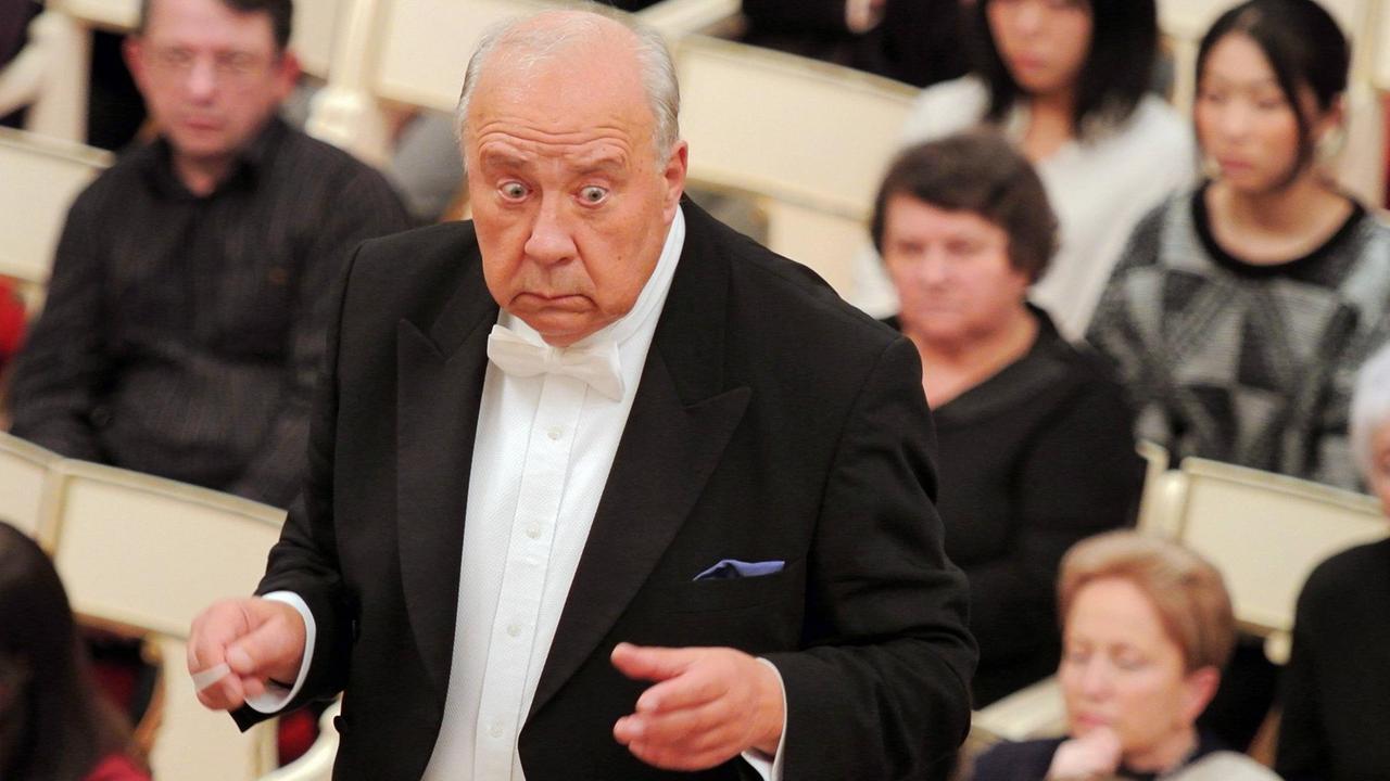 Neeme Järvi dirigiert das Estnische Nationalorchester bei einem Gastspiel in der St. Petersburger Philharmonie, 2012