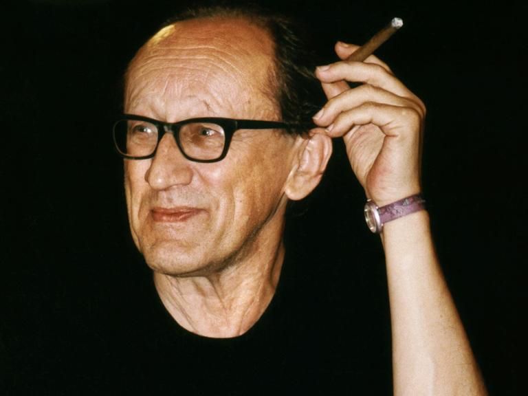 Der Dramatiker Heiner Müller. Der DDR-Schriftsteller und Dramaturg Heiner Müller, aufgenommen Ende August 1995 auf dem Helsinki Festival. Das Berliner Ensemble Theater führte dort sein Stück "Quartett" auf.