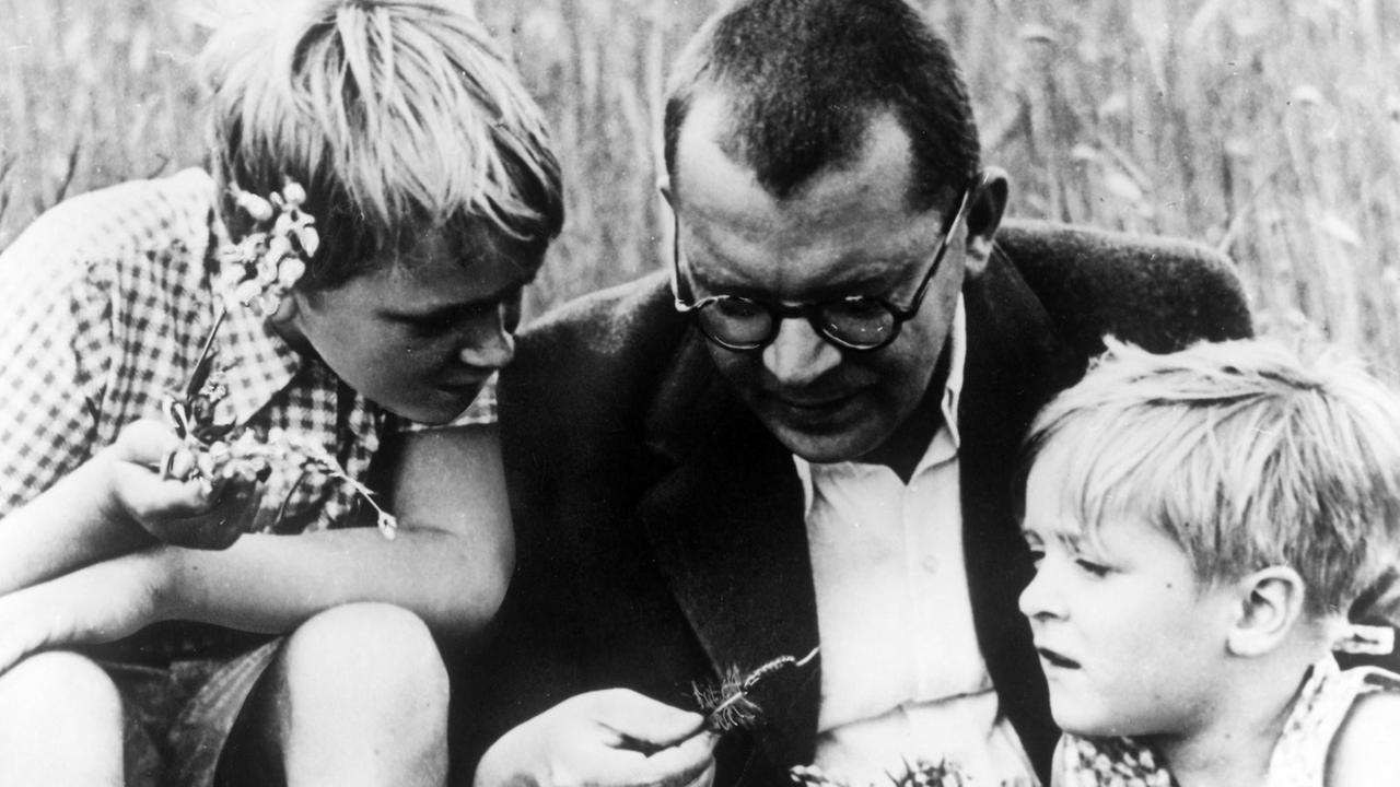 Hans Fallada mit seinen Kindern.
