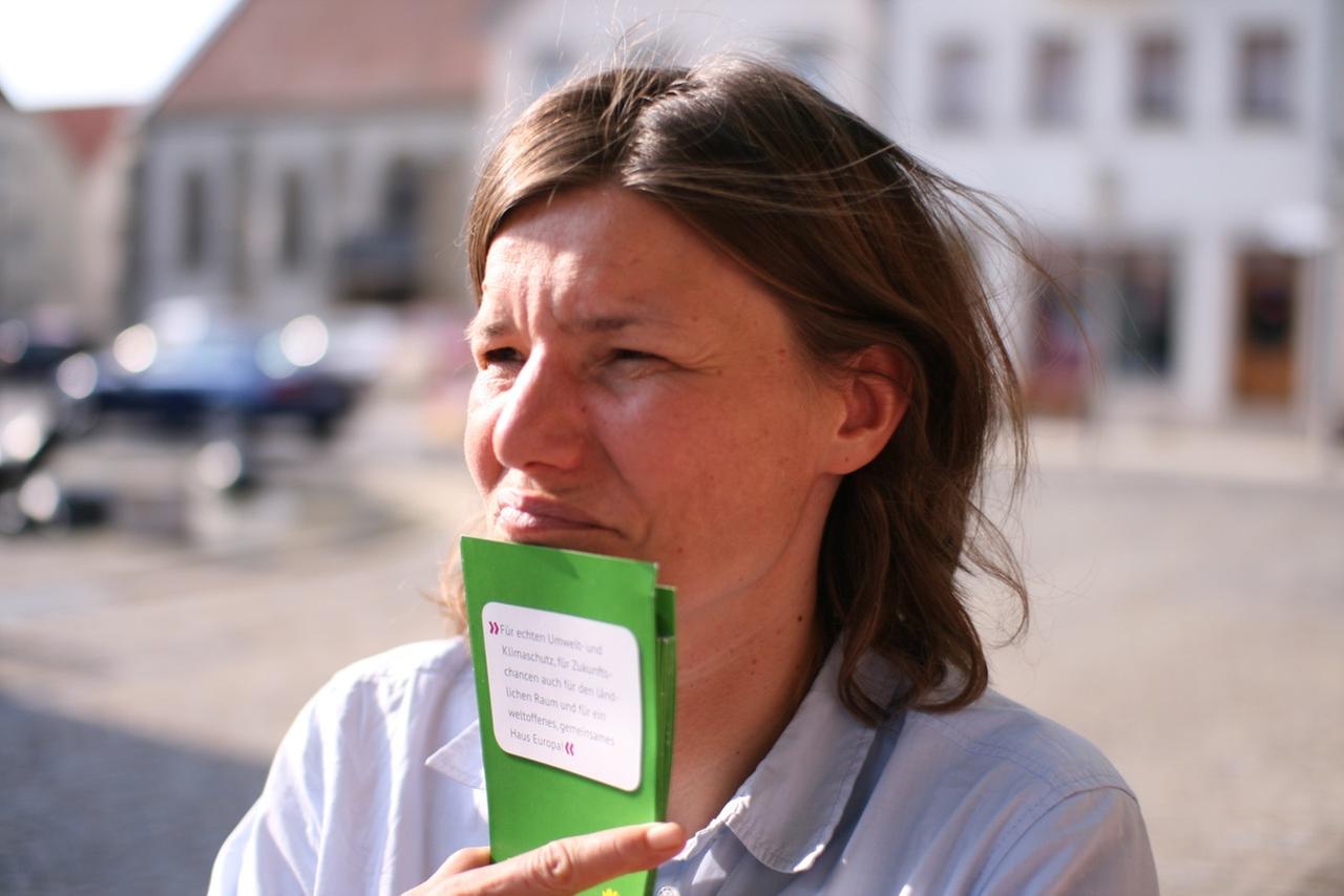 Manuela Rottmann mit einem Stapel Flyer.
