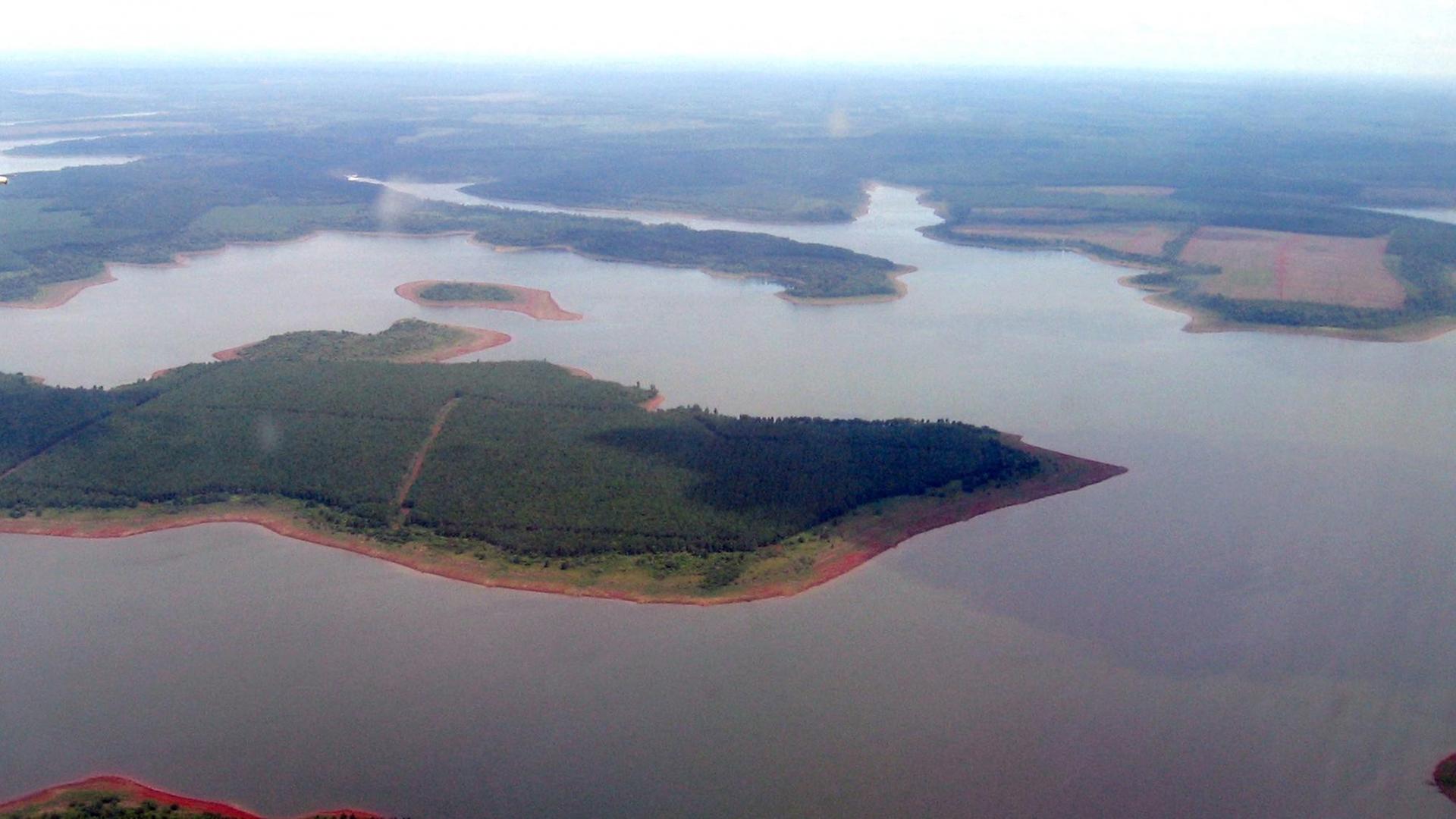 Flusslandschaft des Rio Parana in Argentinien mit einer Insel Flusslandschaft des Rio Parana in Argentinien mit einer Insel