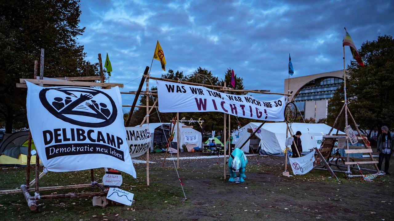 Auf einer Wiese vor dem Kanzleramt in Berlin stehen Zelte und Transparente. Auf einer Wiese vor dem Kanzleramt in Berlin stehen Zelte und Transparente.