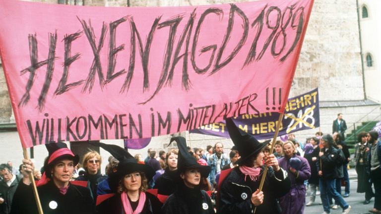 Frauenorganisationen fordern im April 1989 in Memmingen die Abschaffung des Abtreibungs-Paragrafen 218. Der Gynäkologe Horst Theissen mußte sich vor der Großen Strafkammer des Memminger Landgerichts wegen unerlaubter Schwangerschaftsabbrüche in 156 Fällen verantworten. Das Gericht verurteilte den Frauenarzt am 05.05.1989 zu einer Freiheitsstrafe von zweieinhalb Jahren sowie einem dreijährigen Berufsverbot. Foto: Dominik Obertreis +++(c) dpa - Report+++ | Frauenorganisationen fordern im April 1989 in Memmingen die Abschaffung des Abtreibungs-Paragrafen 218. Der Gynäkologe Horst Theissen mußte sich vor der Großen Strafkammer des Memminger Landgerichts wegen unerlaubter Schwangerschaftsabbrüche in 156 Fällen verantworten. Das Gericht verurteilte den Frauenarzt am 05.05.1989 zu einer Freiheitsstrafe von zweieinhalb Jahren sowie einem dreijährigen Berufsverbot. Foto: Dominik Obertreis +++(c) dpa - Report+++ |