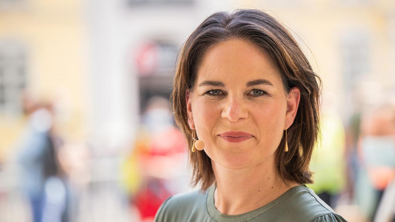 Annalena Baerbock trägt braune, schulter-lange Haare und lächelt in die Kamera. Annalena Baerbock trägt braune, schulter-lange Haare und lächelt in die Kamera.