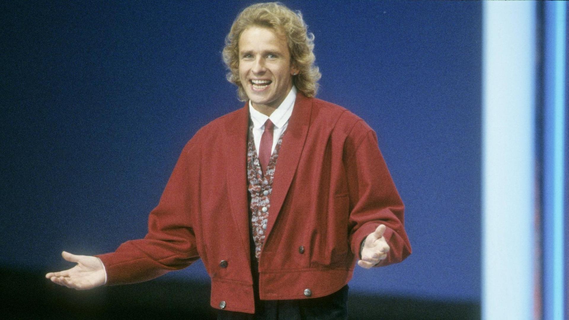 Moderator Thomas Gottschalk in roter Jacke am 26. September 1987 in "Wetten, dass..?" Moderator Thomas Gottschalk in roter Jacke am 26. September 1987 in "Wetten, dass..?"