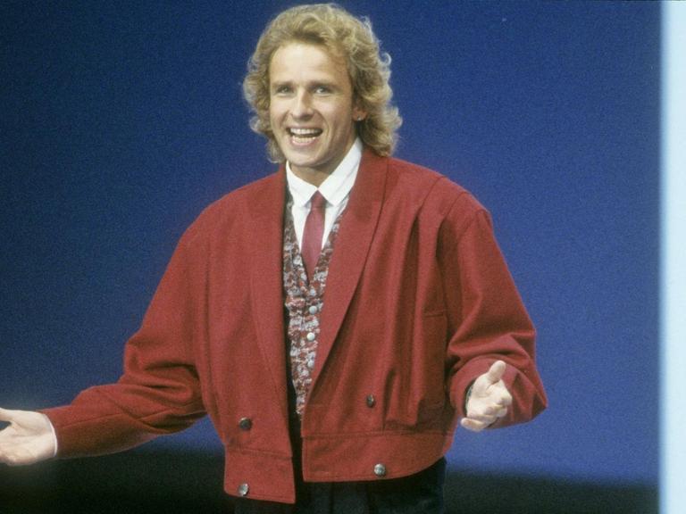 Moderator Thomas Gottschalk in roter Jacke am 26. September 1987 in "Wetten, dass..?"
