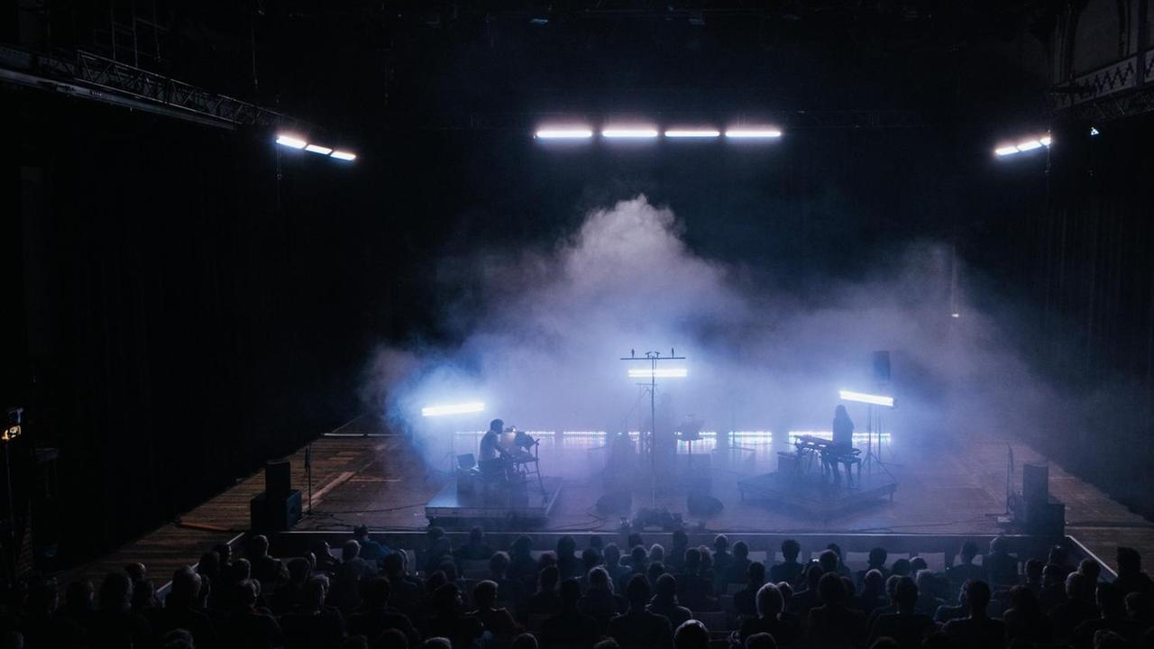 Bühnennebel im Radialsystem während des Ultraschall Festivals 2019. Bühnennebel im Radialsystem während des Ultraschall Festivals 2019.