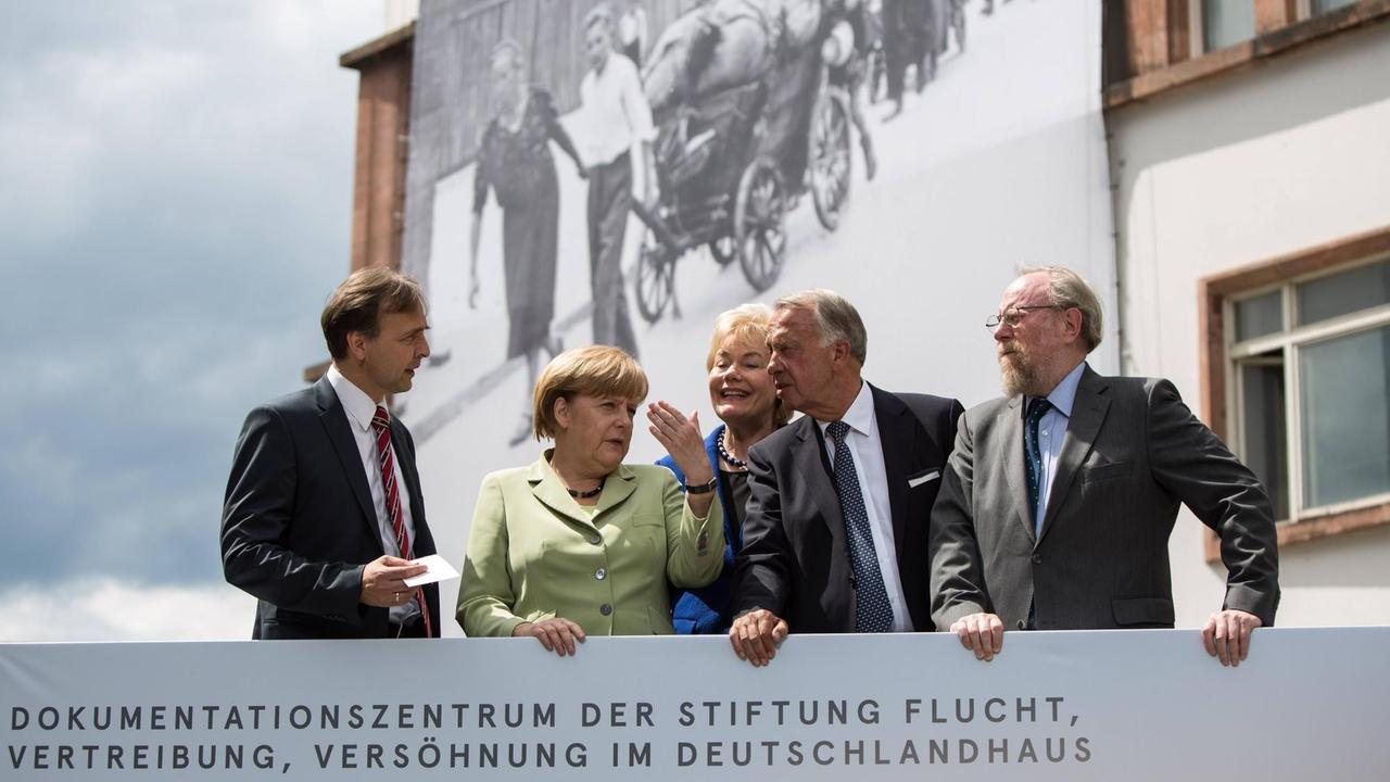 Bundeskanzlerin Merkel neben Erika Steinbach und weiteren Politikern anlässlich einer Veranstaltung der Stiftung Flucht, Vertreibung, Versöhnung. Aufgenommen im Jahr 2013.