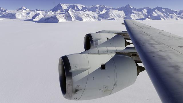 Die Antarktis im Oktober 2012, von einer Douglas DC-8 der NASA aus fotografiert. Das fliegende Labor soll die Luftverschmutzung in der Atmosphäre messen.