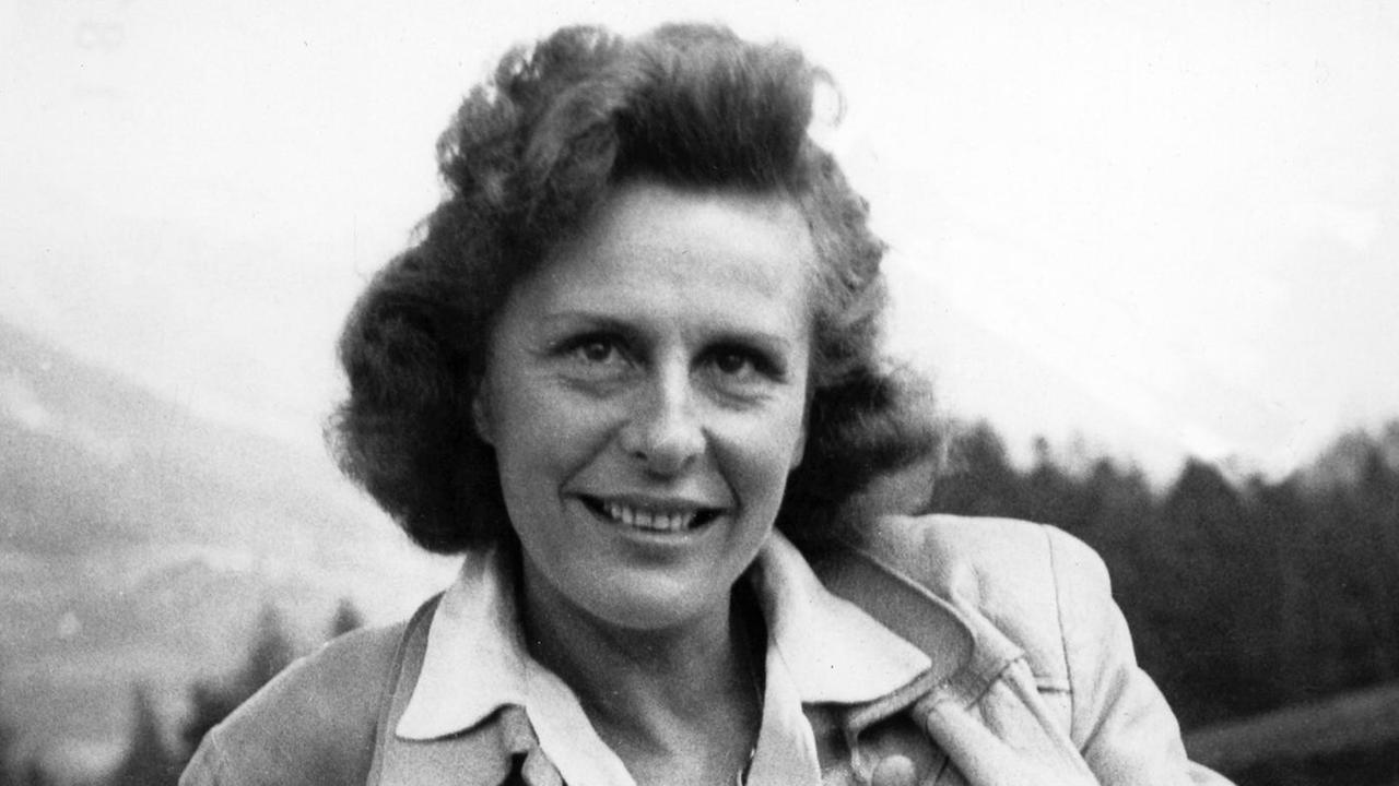 Die Filmemacherin und Fotografin Leni Riefenstahl im Jahr 1945 kurz vor ihrer Verhaftung Die Filmemacherin und Fotografin Leni Riefenstahl im Jahr 1945 kurz vor ihrer Verhaftung