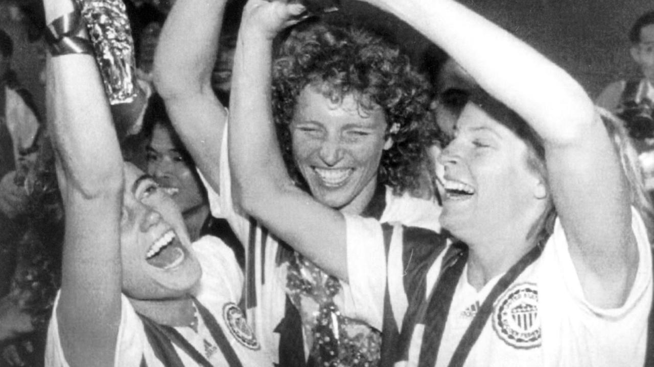 Die US-Spielerinnen (v.l.) Julie Foudy, Michelle Akers-Stahl, zweifache Torschützin, und Carin Jennings bejubeln mit dem eroberten Pokal ihren Erfolg. Die US-Spielerinnen (v.l.) Julie Foudy, Michelle Akers-Stahl, zweifache Torschützin, und Carin Jennings bejubeln mit dem eroberten Pokal ihren Erfolg.