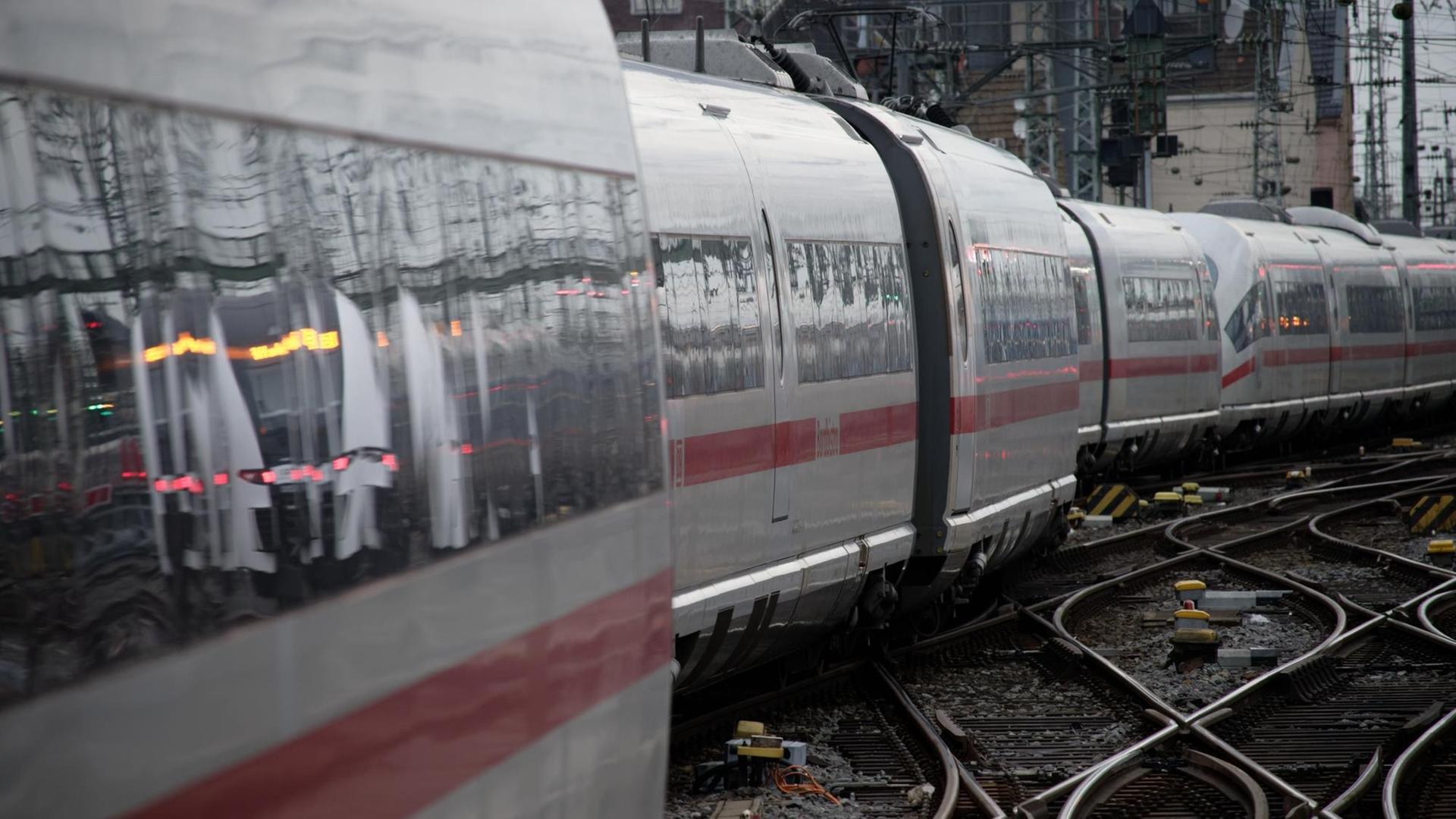 Ein ICE Zug der Deutschen Bahn fährt in den Hauptbahnhof in Köln ein. Ein ICE Zug der Deutschen Bahn fährt in den Hauptbahnhof in Köln ein.