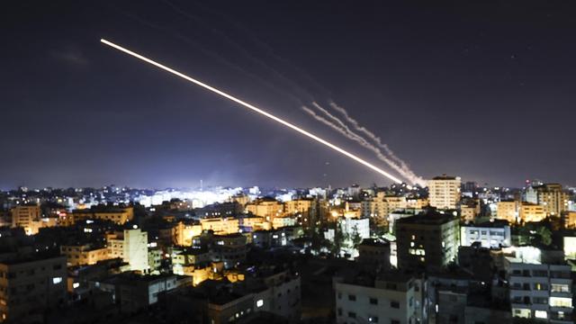 Heller Raketesnschweif am Nachthimmel über Gaza-Stadt.