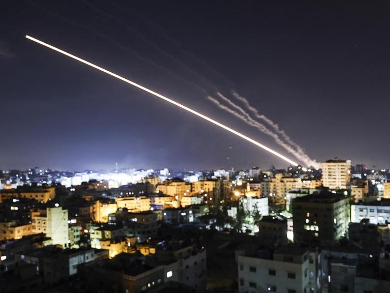 Heller Raketesnschweif am Nachthimmel über Gaza-Stadt.