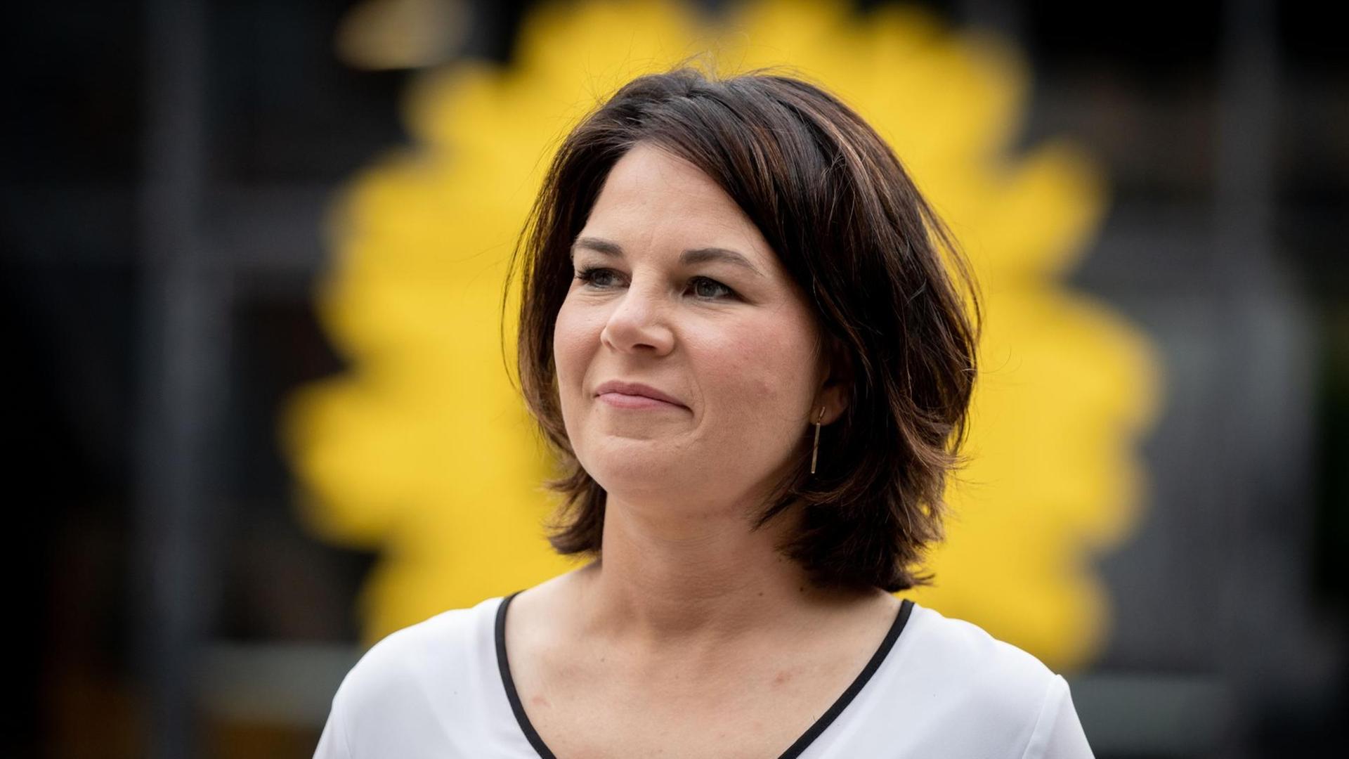 Annalena Baerbock, Kanzlerkandidatin und Bundesvorsitzende von Bündnis 90/Die Grünen, gibt ein Interview vor der Bundesdelegiertenkonferenz ihrer Partei. Auf dem Parteitag wird das Wahlprogramm für die Bundestagswahl verabschiedet. Annalena Baerbock, Kanzlerkandidatin und Bundesvorsitzende von Bündnis 90/Die Grünen, gibt ein Interview vor der Bundesdelegiertenkonferenz ihrer Partei. Auf dem Parteitag wird das Wahlprogramm für die Bundestagswahl verabschiedet.