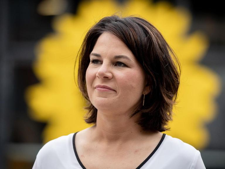 Annalena Baerbock, Kanzlerkandidatin und Bundesvorsitzende von Bündnis 90/Die Grünen, gibt ein Interview vor der Bundesdelegiertenkonferenz ihrer Partei. Auf dem Parteitag wird das Wahlprogramm für die Bundestagswahl verabschiedet.