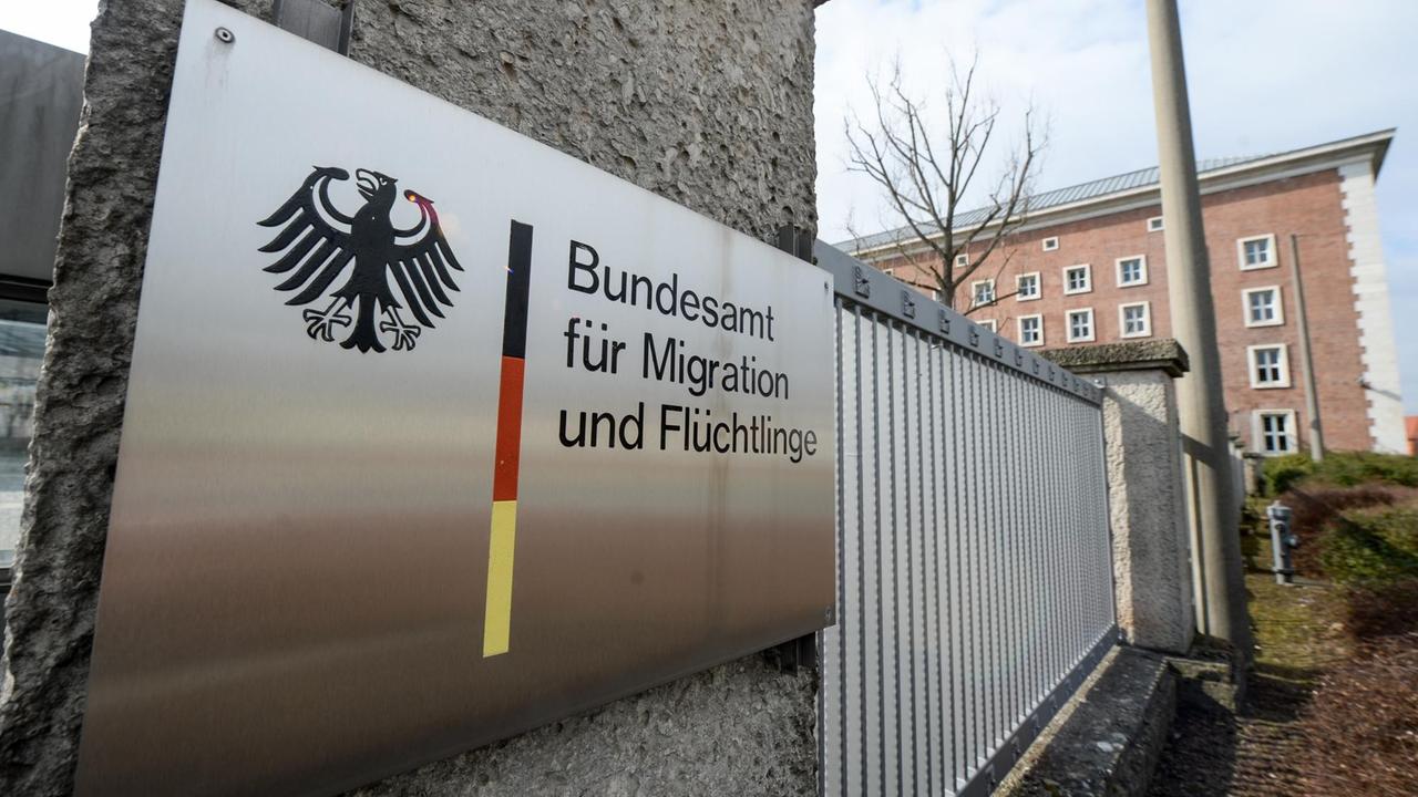 Der Eingang vom Bundesamt für Migration und Flüchtlinge. Der Eingang vom Bundesamt für Migration und Flüchtlinge.