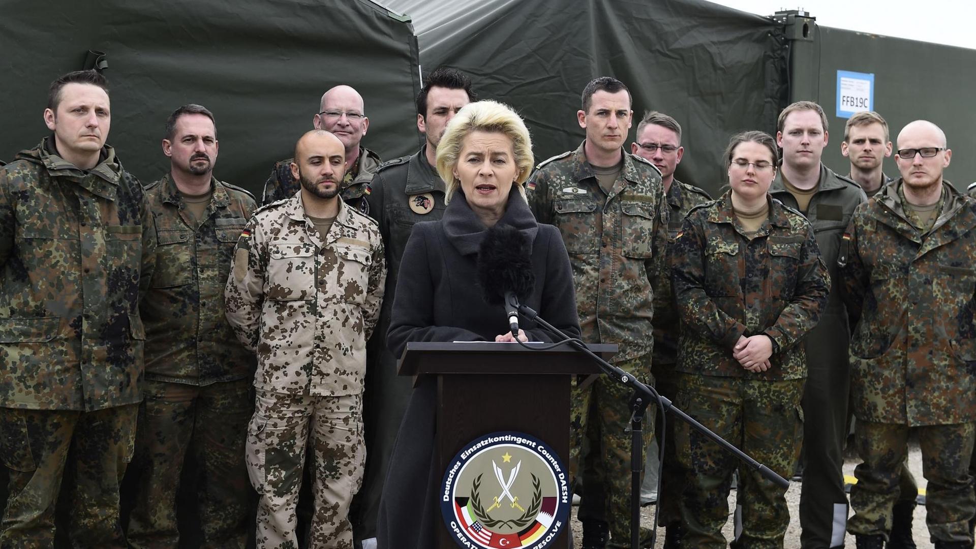 Verteidigungsministerin Ursula von der Leyen gibt bei einem früheren Truppenbesuch in Incirlik eine Pressekonferenz. Verteidigungsministerin Ursula von der Leyen gibt bei einem früheren Truppenbesuch in Incirlik eine Pressekonferenz.
