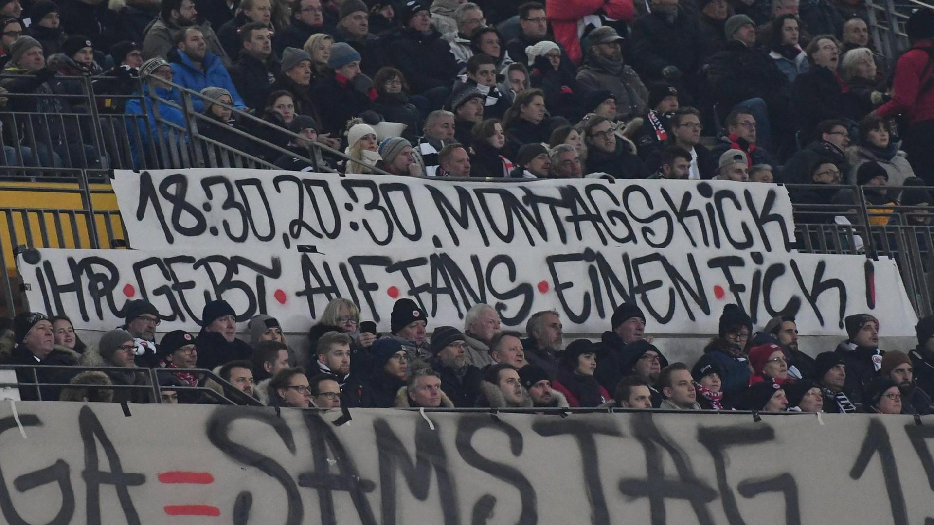 19.02.2018, xmhx, Fussball 1. Bundesliga, Eintracht Frankfurt - RB Leipzig, emspor v.l. Proteste gegen Montagsspiele, Protest, Fans, Fan, Ultras, Hooligans, Plakate, Fahnen, Banner, Montag, Samstagsspiele, Transparente, Transparent, Plakat, Aufschrift: 18:30, 20:30 Montagskick, ihr gebt auf Fans einen Fick Frankfurt *** 19 02 xmhx 2018 football 1 Bundesliga Eintracht Frankfurt RB Leipzig emspor v l protests Monday games protest fans fan ultras hooligans posters banners banner Monday Saturday games transparent transparent poster inscription 18 30 20 30 Monday kick you give fans a Fuck Frankfurt 19.02.2018, xmhx, Fussball 1. Bundesliga, Eintracht Frankfurt - RB Leipzig, emspor v.l. Proteste gegen Montagsspiele, Protest, Fans, Fan, Ultras, Hooligans, Plakate, Fahnen, Banner, Montag, Samstagsspiele, Transparente, Transparent, Plakat, Aufschrift: 18:30, 20:30 Montagskick, ihr gebt auf Fans einen Fick Frankfurt *** 19 02 xmhx 2018 football 1 Bundesliga Eintracht Frankfurt RB Leipzig emspor v l protests Monday games protest fans fan ultras hooligans posters banners banner Monday Saturday games transparent transparent poster inscription 18 30 20 30 Monday kick you give fans a Fuck Frankfurt