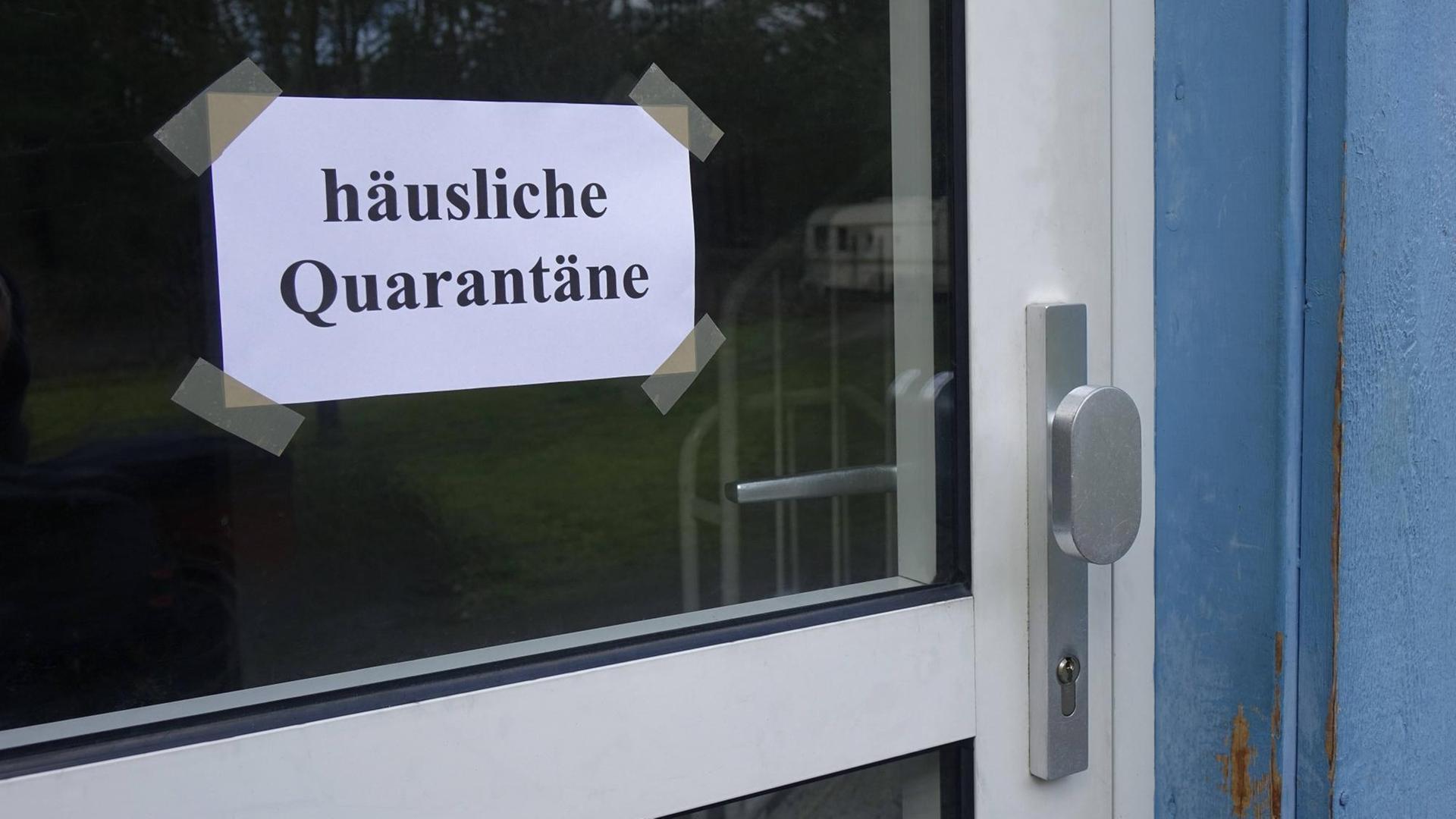 "Häusliche Quarantäne" steht an einer Haustür. "Häusliche Quarantäne" steht an einer Haustür.
