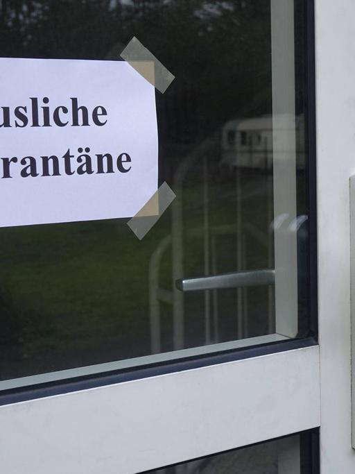 "Häusliche Quarantäne" steht an einer Haustür.