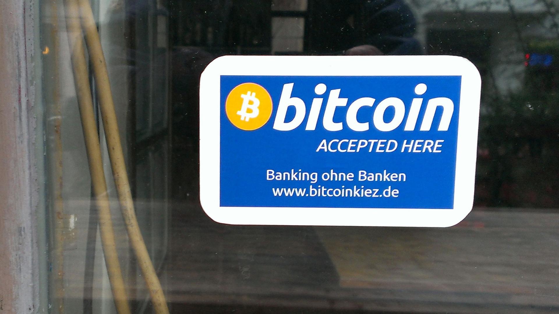 Bitcoins-Aufkleber auf einer Glasscheibe Bitcoins-Aufkleber auf einer Glasscheibe
