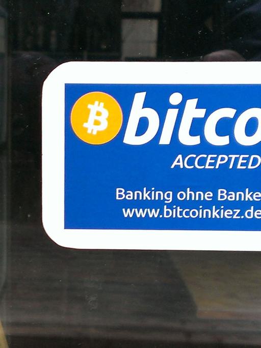 Bitcoins-Aufkleber auf einer Glasscheibe