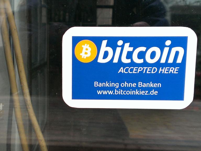 Bitcoins-Aufkleber auf einer Glasscheibe