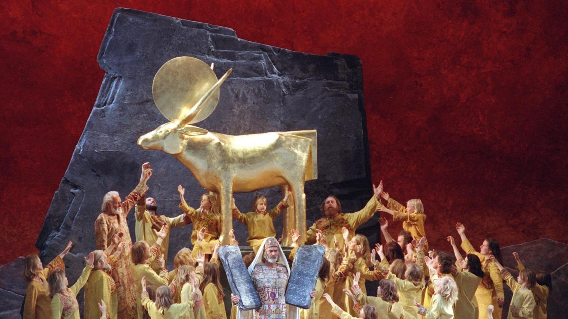 Laiendarsteller beschwören am 17.5.2000 bei der Fotoprobe zu den Passionsspielen in Oberammergau als Israeliten in Bethanien das Goldene Kalb, vorn Moses mit den Gesetzestafeln.