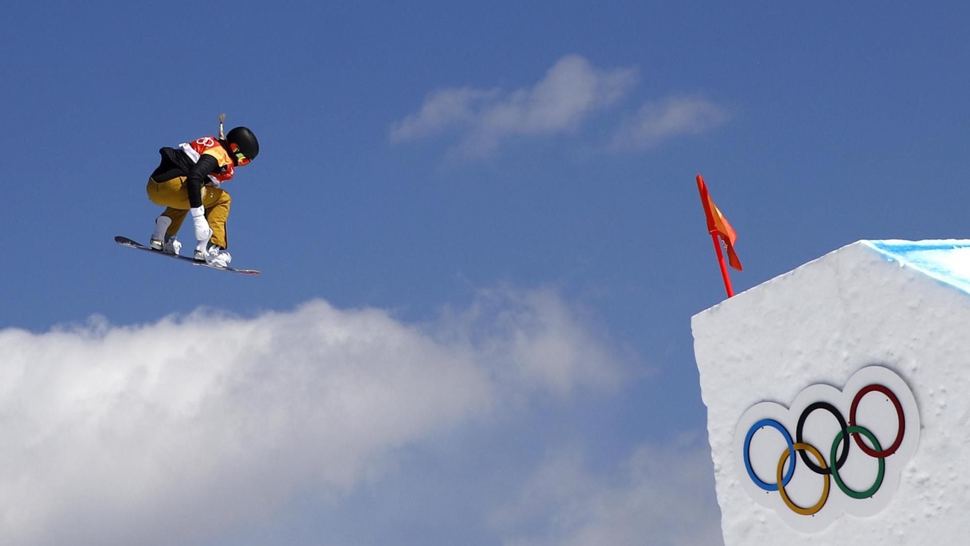 Die norwegische Snowboarderin Silje Norendal im Sprung beim Slopestyle-Wettbewerb vor den Olympischen Ringen. Die norwegische Snowboarderin Silje Norendal im Sprung beim Slopestyle-Wettbewerb vor den Olympischen Ringen.