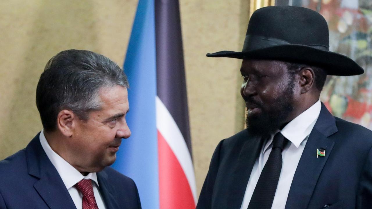 Außenminister Sigmar Gabriel und der Präsident Südsudans Salva Kiir. Außenminister Sigmar Gabriel und der Präsident Südsudans Salva Kiir.