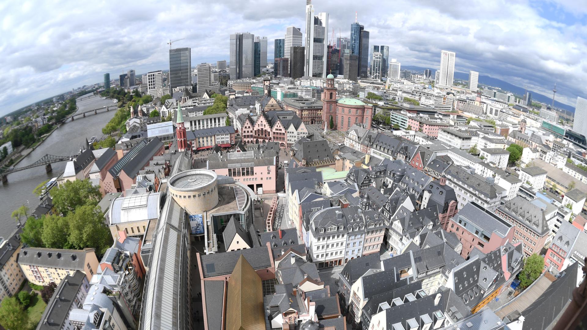 30.04.2018, Hessen, Frankfurt am Main: Blick vom Frankfurter Dom auf die rekonstruierten Häuserzeilen der neuen Altstadt (im Vordergrund) und die Hochhäuser (Aufnahme mit Fisheye-Objektiv). Mit einem dreitägigen großen Fest soll das Quartier Ende September eröffnet werden. Am 9. Mai fallen schon mal die Bauzäune 30.04.2018, Hessen, Frankfurt am Main: Blick vom Frankfurter Dom auf die rekonstruierten Häuserzeilen der neuen Altstadt (im Vordergrund) und die Hochhäuser (Aufnahme mit Fisheye-Objektiv). Mit einem dreitägigen großen Fest soll das Quartier Ende September eröffnet werden. Am 9. Mai fallen schon mal die Bauzäune